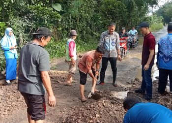 Bersama Masyarakat Anggota DPRD Dan Camat Abung Selatan Kembali Perbaiki Jalan Rusak