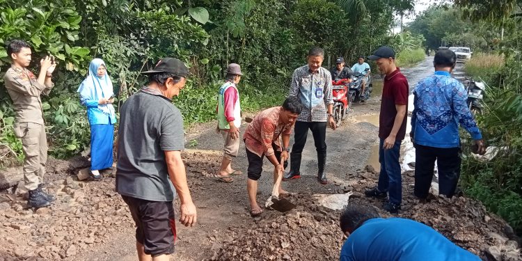 Bersama Masyarakat Anggota DPRD Dan Camat Abung Selatan Kembali Perbaiki Jalan Rusak