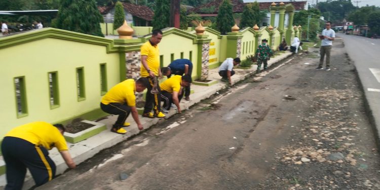 Polsek Sungkai Utara Gelar Jum’at Bersih Bersama Forkopincam
