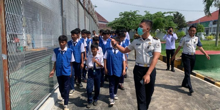 Kalapas Kelas II Kotabumi Bersama Jajaran Struktural Menyambut Kunjungan Edukatif Dari SMP Ibnu Rusyd