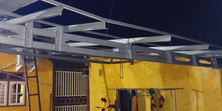 Kotabumi Kembali di Landa Hujan dan Angin Kencang Mengakibatkan Beberapa Atap Rumah Warga Rusak