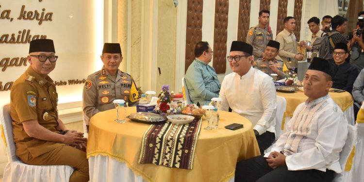 Perkuat Sinergi dan Jaga Stabilitas Kamtibmas, Kapolda Lampung Beserta Forkopimda dan Elemen Masyarakat Melaksanakan Buka Puasa Bersama