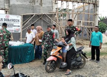Sapa Pengendara, Personel Koramil 412-09/ABS Tebar Kebaikan Lewat Aksi Bagi Takjil Gratis