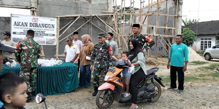 Sapa Pengendara, Personel Koramil 412-09/ABS Tebar Kebaikan Lewat Aksi Bagi Takjil Gratis