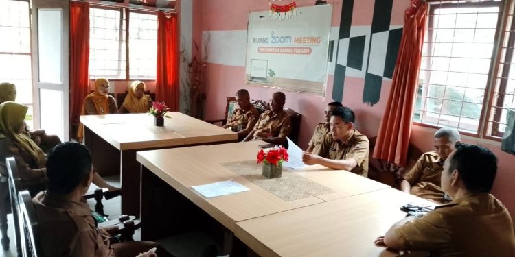 Camat Abung Tengah Kasim, S.E.,M.M. Pimpin Rapat di Ruang Kerja Camat Senin 09 Maret 2026. Tengah Kasim, S.E.,M.M. Pimpin Rapat Terbatas dengan Jajaran