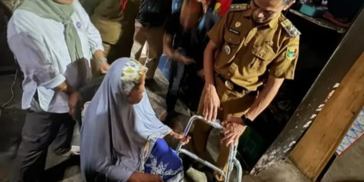 Dampingi Wakil Bupati,Kadis Sosial Kabupaten Tanggamus Serahkan Bantuan Sosial