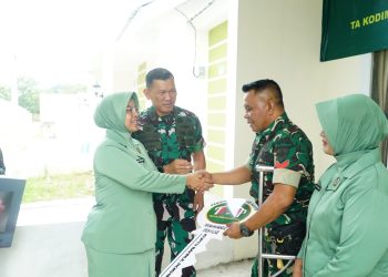 Pangdam XXI/Radin Inten Serahkan Rumah Non Dinas Subsidi Dalam Vicon Bersama KASAD Untuk Prajurit Gugur Dan Cacat