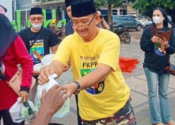 Tebar Kebaikan Di Bulan Ramadhan, FKPPI Lampung Utara Bagikan Takjil Gratis