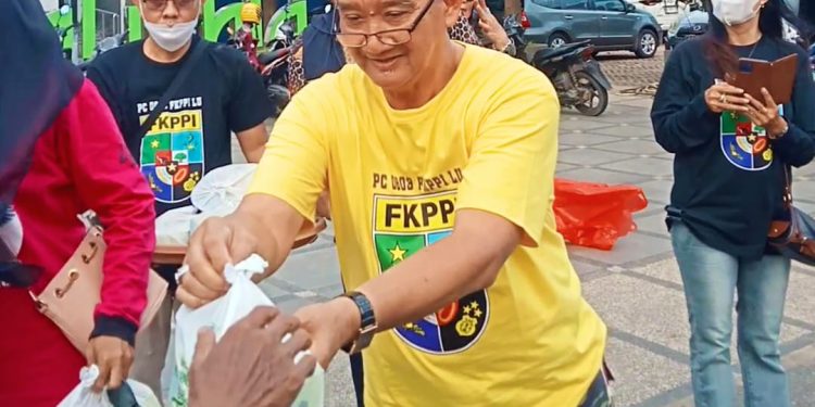 Tebar Kebaikan Di Bulan Ramadhan, FKPPI Lampung Utara Bagikan Takjil Gratis