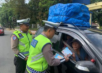 Personel Pos Pelayanan Ops Ketupat Krakatau 2026 Polres Lampung Utara Atur Arus Mudik, Imbau Pemudik Utamakan Keselamatan