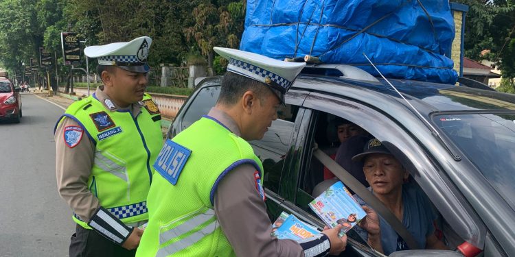 Personel Pos Pelayanan Ops Ketupat Krakatau 2026 Polres Lampung Utara Atur Arus Mudik, Imbau Pemudik Utamakan Keselamatan