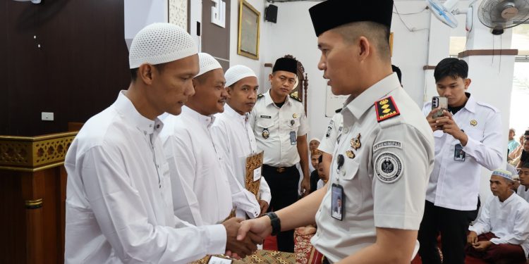 Sujud Bersama di Hari Kemenangan: Harmoni Petugas dan Warga Binaan Lapas Kotabumi, 579 Warga Binaan Terima Kado Istimewa Idul Fitri 1447 H