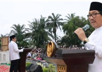 Idul Fitri Perkuat Ukhuwah dan Kebersamaan, Bupati Lampung Utara Sholat Bersama Masyarakat di Lapangan Parkir Stadion Sukung