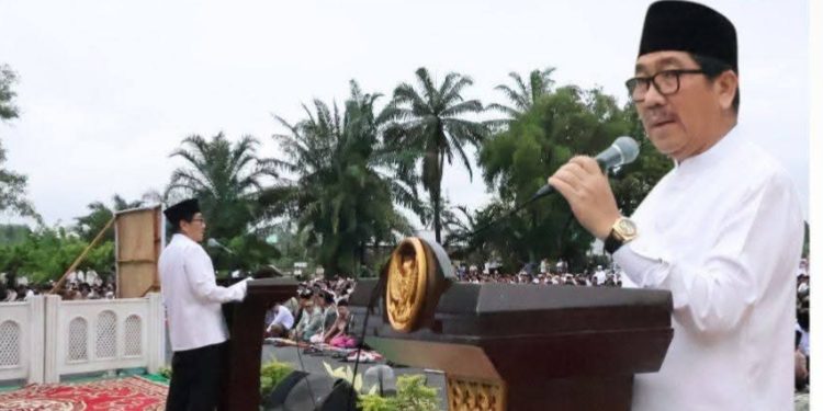 Idul Fitri Perkuat Ukhuwah dan Kebersamaan, Bupati Lampung Utara Sholat Bersama Masyarakat di Lapangan Parkir Stadion Sukung
