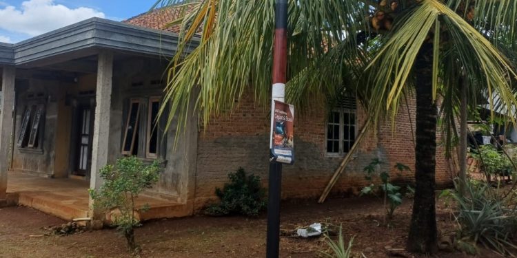 Warga Mengeluh Tanah Di Pasang Tiang Telkom Tampa Ijin,Pihak Telkom Seolah Kebal Hukum