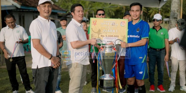 Bupati Kabupaten Pesisir Barat, Dedi Irawan, secara resmi menutup Turnamen Pelita Jaya Cup Ke-XIV Tahun 2026