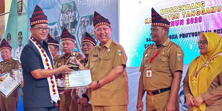 Dapat Penghargaan Saat Musrenbang, Program “AKU LULUS” Disdukcapil Tanggamus Percontohan Se-Lampung