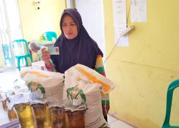 Upaya Jaga Ketahanan Pangan, Kelurahan Tanjung Harapan Bagikan Bantuan Beras