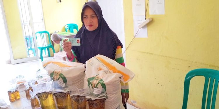 Upaya Jaga Ketahanan Pangan, Kelurahan Tanjung Harapan Bagikan Bantuan Beras