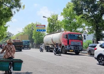 BUPATI SRAGEN MINTA GUBERNUR JATENG MEMPERBAIKI JALAN RAYA SUKOWATI – NGLOROG
