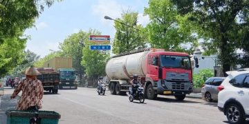 BUPATI SRAGEN MINTA GUBERNUR JATENG MEMPERBAIKI JALAN RAYA SUKOWATI – NGLOROG