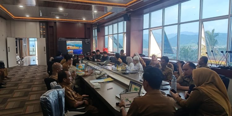 PEMKAB PESISIR BARAT OPTIMALKAN STRUKTUR RUANG MELALUI RAPAT KLINIK REVISI RTRW DI PROVINSI LAMPUNG