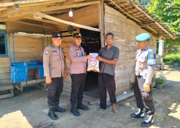 Jumat Berkah, Polsek Abung Selatan Bagikan Sembako kepada Warga