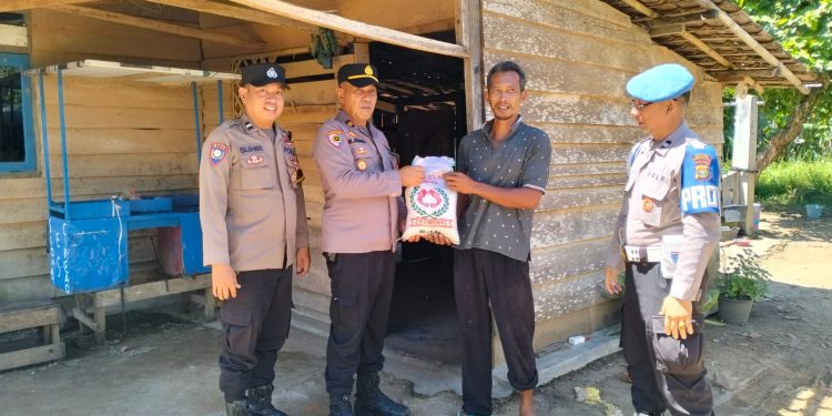 Jumat Berkah, Polsek Abung Selatan Bagikan Sembako kepada Warga