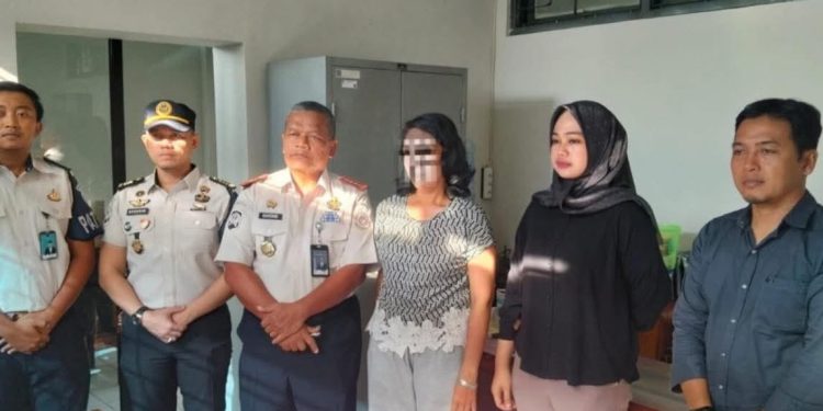 ISTRI NEKAD SELUNDUPKAN SABU DAN RATUSAN OBAT TERLARANG DI CELANA DALAM,SAAT BESUK SUAMI DI LAPAS SRAGEN