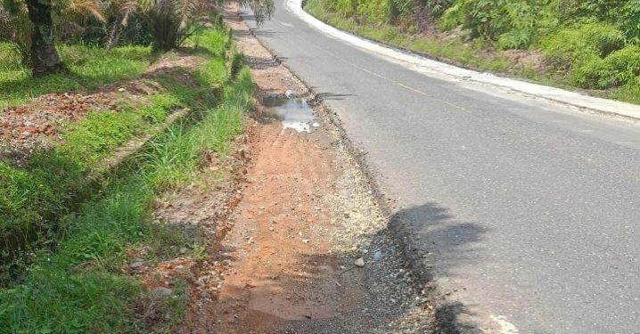Proyek Bahu Jalan Nasional Bangko–Sungai Manau Disorot, Diduga Tak Penuhi Spesifikasi Teknis