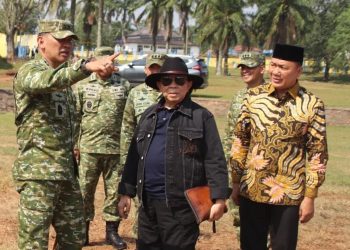 Sinergi TNI-Pemkab Lampura, Pangdam XXI/Radin Inten Tinjau Bersihkan Gulma di Bendungan Way Rarem