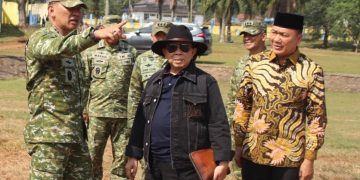 Sinergi TNI-Pemkab Lampura, Pangdam XXI/Radin Inten Tinjau Bersihkan Gulma di Bendungan Way Rarem