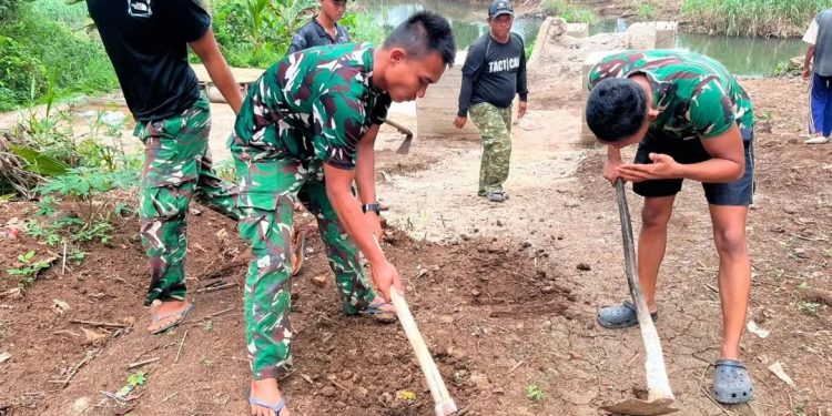 Gotong Royong Pembongkaran Tiang Pondasi Jembatan Lama dan Perapihan Jalan Menuju Jembatan Perintis Garuda Pekurun