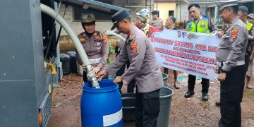 Sambut Hari Bhayangkara ke-80, Polres Lampung Utara Salurkan Bantuan Air Bersih ke Warga