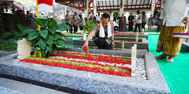 Kapolri Kenang Jejak Reformasi Gus Dur Melalui Ziarah di Tebuireng Jelang Hari Bhayangkara ke-80