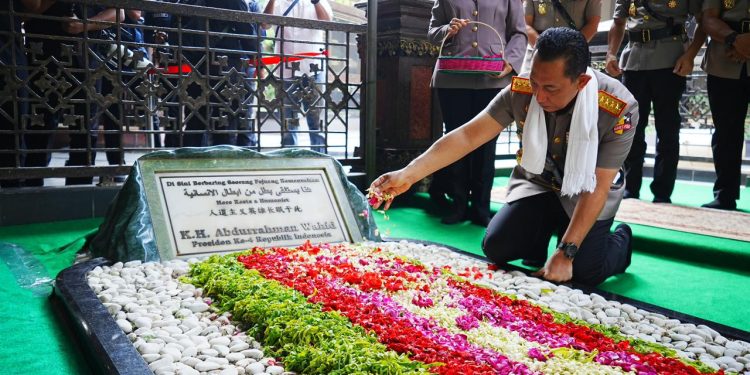 Jelang Hari Bhayangkara, Kapolri Ziarah ke Makam Gus Dur 