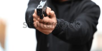 DIDUGA INTIMIDASI PENAGIH UTANG: NUNGGAK 2 MINGGU RP166 RIBU, SEORANG IBU DIANCAM BAWA SAJAM DAN PISTOL