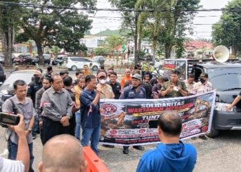 Misteri Nasib Dua Excavator PETI: SWM Geruduk Mapolres Merangin, Tuntut Transparansi Pelepasan Barang Bukti