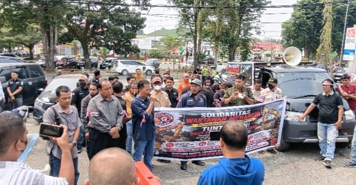 Misteri Nasib Dua Excavator PETI: SWM Geruduk Mapolres Merangin, Tuntut Transparansi Pelepasan Barang Bukti